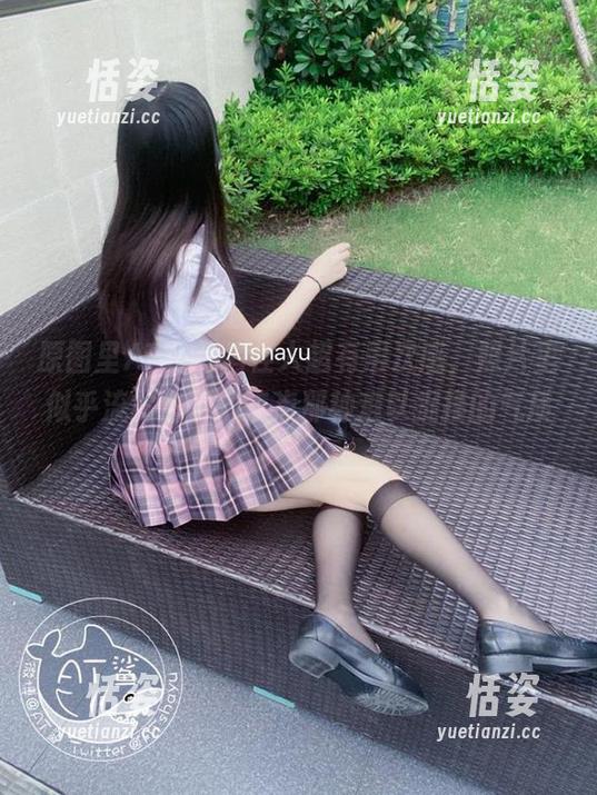 原图里AT鲨的俏佳人超有层次感，照片里似乎流露出了一点点那种难以捉摸的气质。