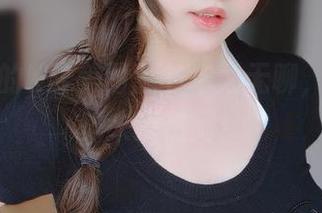 教室里的K酱美图：书本太无聊，摆个姿势来凑热闹！