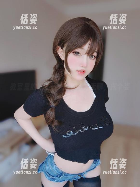 教室里的K酱美图：书本太无聊，摆个姿势来凑热闹！