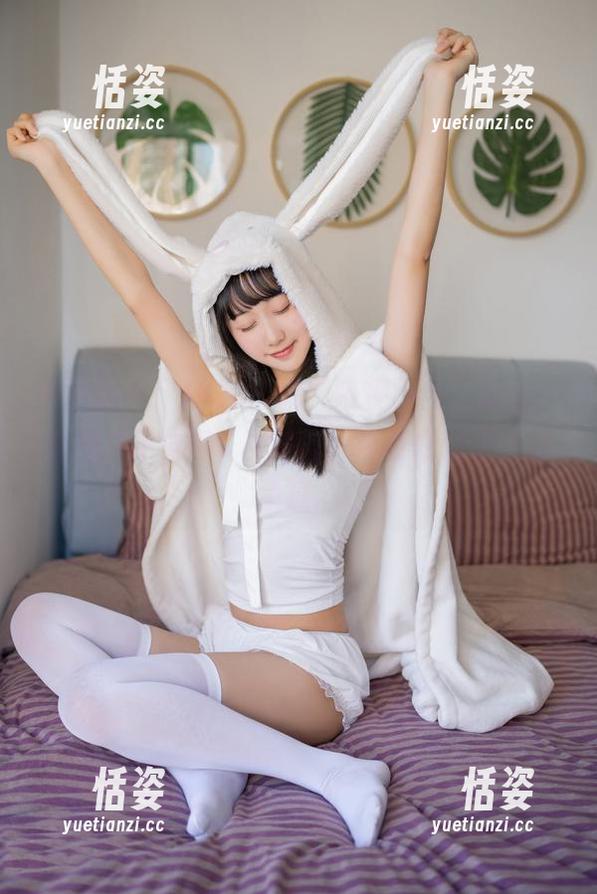 精选图片：JK妹妹的“喵糖映画”时光，胖猫成了她的C位搭档，简直像是要洗劫鱼缸。