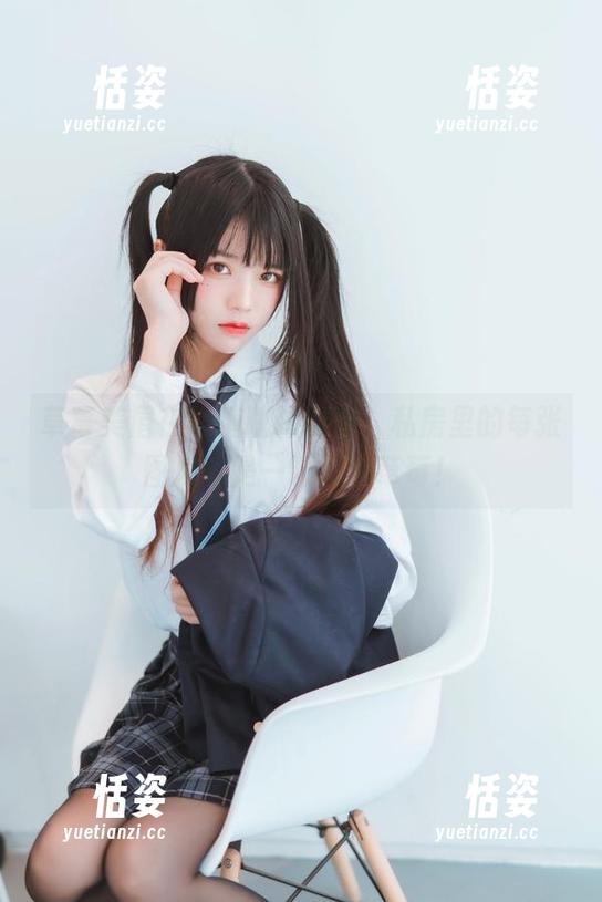 草莓美眉在喵糖映画翻滚，私房里的每张图片都是一颗奶油草莓！