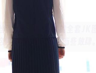 从发丝到鞋跟，ROSIA的全套JK图片就这般漫不经心，却又有些放肆。