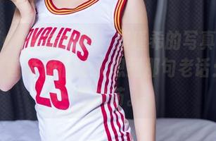 TouTiao头条女神 - 刘瑾希的写真集更新来了，套装依旧让人想到那句老话：换汤不换药。