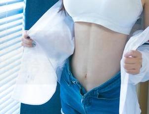 UGirls尤果网 - 图片中的乔依琳，袜子搭配得挺合适，原图惹人遐想。