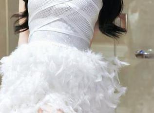 Xiuren秀人网 - 原图特写下的“少女心雪雪”，红裙搭配得让人想讨论颜色选得是否太过了，毕竟太招摇也不是个事。