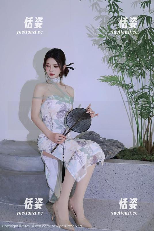 Xiuren秀人网 - 私拍启示录，金幼汐Vivian与她的灰丝好像在说悄悄话