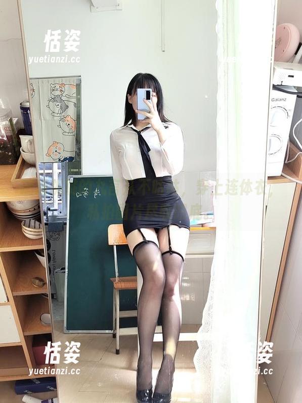 蹦蹦跳跳的九言从不咕咕，穿上连体衣，私拍图片尽收眼底。