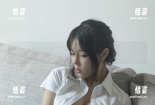无圣光下的职场秘籍——今汐的职业装在每张图片里都有不一样的叙述