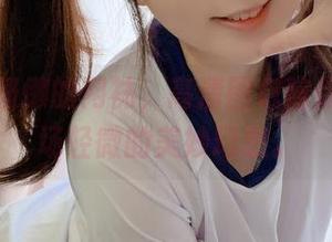 依依超级懒的网袜，高清图包陪你走入一场轻微的美妙幻想。