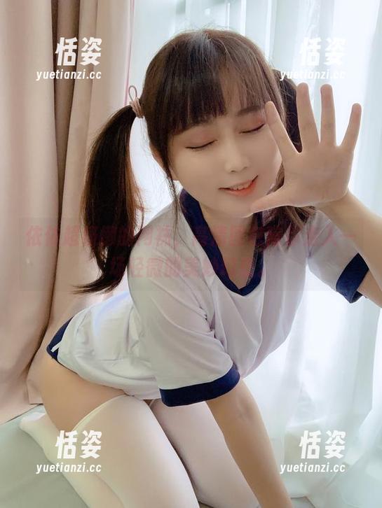 依依超级懒的网袜，高清图包陪你走入一场轻微的美妙幻想。