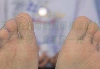 南国足艺 - 在公司窥见琪梓潼的丝袜脚，来吧，分享这一刻