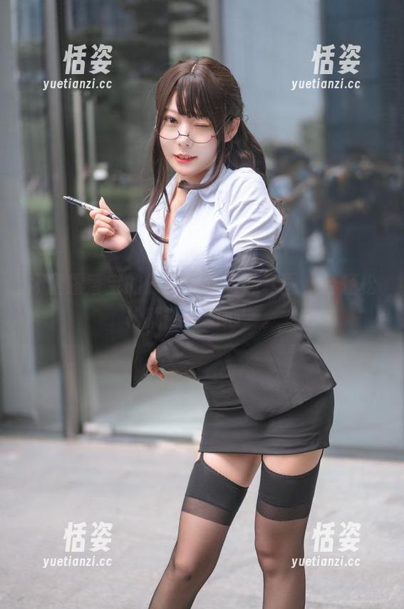 坏露露香宝的最新黑丝萌妹套图，轻轻松松就能“动心”。
