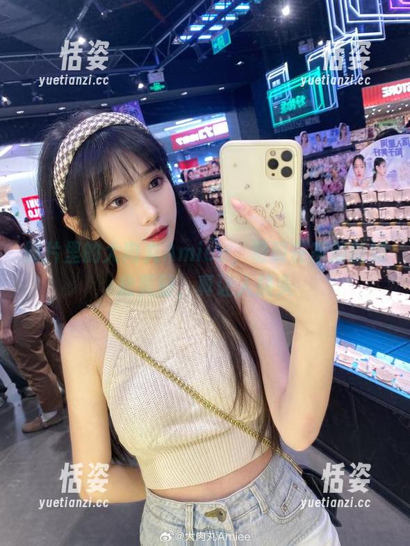 照片里的大肉丸Amiee，明明在家却能如此美丽，真让人挠头