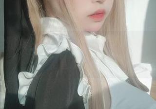 比基尼和女主K：美图里的每一滴水都能冒泡！