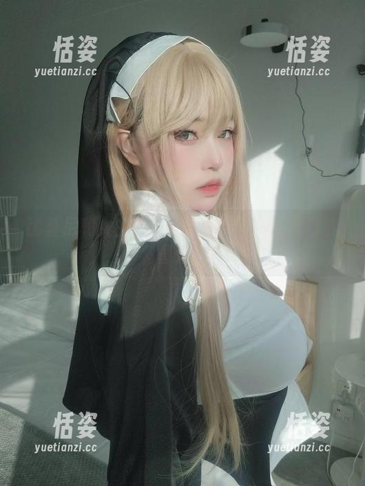 比基尼和女主K：美图里的每一滴水都能冒泡！