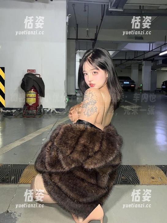 微密圈 - 小优优子的高清豹纹秀：车内也能变成时尚T台！壁纸照不照，先来一张试试！