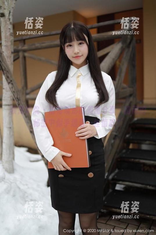 模范学院 - 甜筒晓彤的美图分享，隐藏的秘密中似乎透着一丝俏皮？