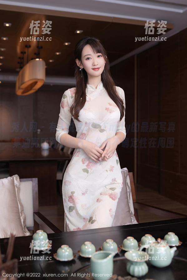 秀人网 - 有人说大琪琪Emily的最新写真集油亮所到的地方，总有不确定性在周围。