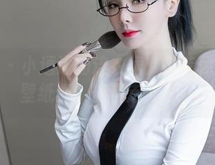 秀人网 - 小逗逗的连衣裙：打造你的高清壁纸梦，恍若走入画中