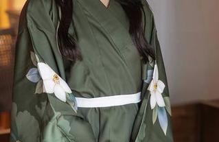 秀人网 - 玩转福利，兔女郎身边的“拍黄瓜girl”你瞧瞧！
