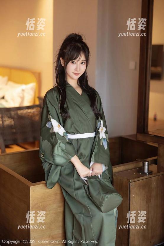 秀人网 - 玩转福利，兔女郎身边的“拍黄瓜girl”你瞧瞧！