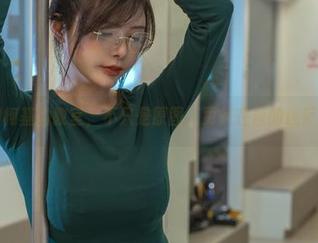 秋和柯基的教室，不只是原图，更是在座的迷茫感。