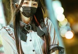 表面清新，内里暗流：落落Raku的白衬衫原图