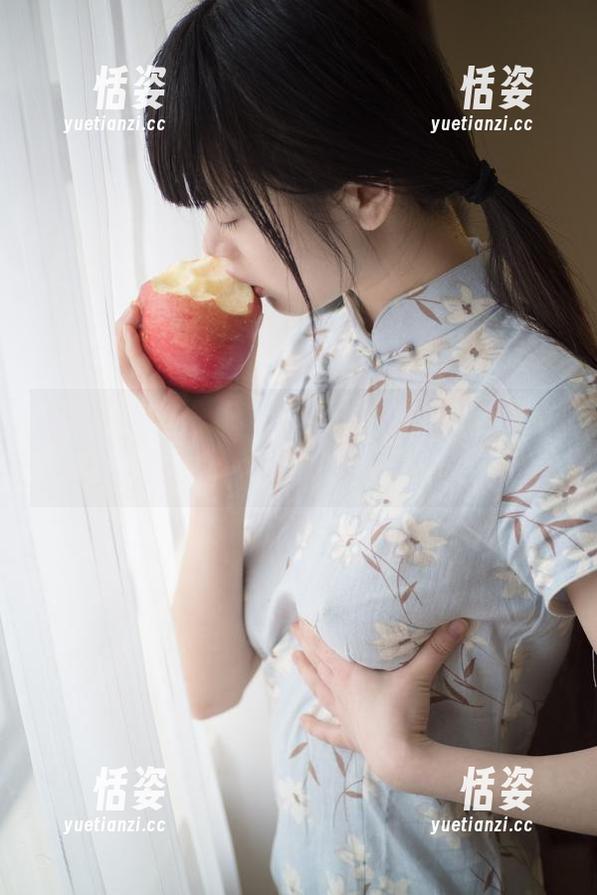 西尔酱的短裙让人浮想联翩，快来网盘下载，兴许会有意外收获？