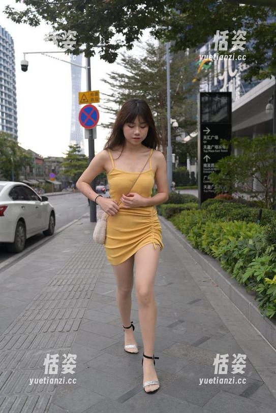 魔镜街拍的新镯子，白丝吊带袜的搭配，让人痴迷，图片停不下来