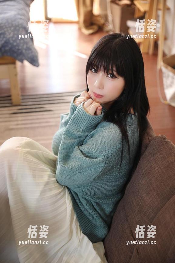 写真的魅力无法挡，鹿野希在黑丝吊带袜下在线等你的目光。